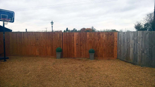 Feathered edge panel front fence