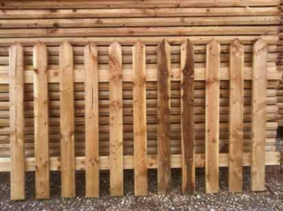 Pointed top pailing fence